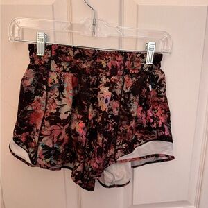 Lululemon Hotty Hot Shorts Size 6, 4 inch